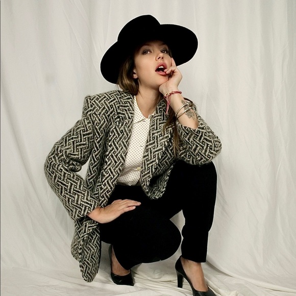 Meet Your Posher Alma Bonita - Picture 2 of 3